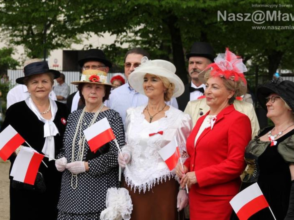 Polonez w mławskim parku. Obchodziliśmy rocznicę uchwalenia Konstytucji 3 Maja