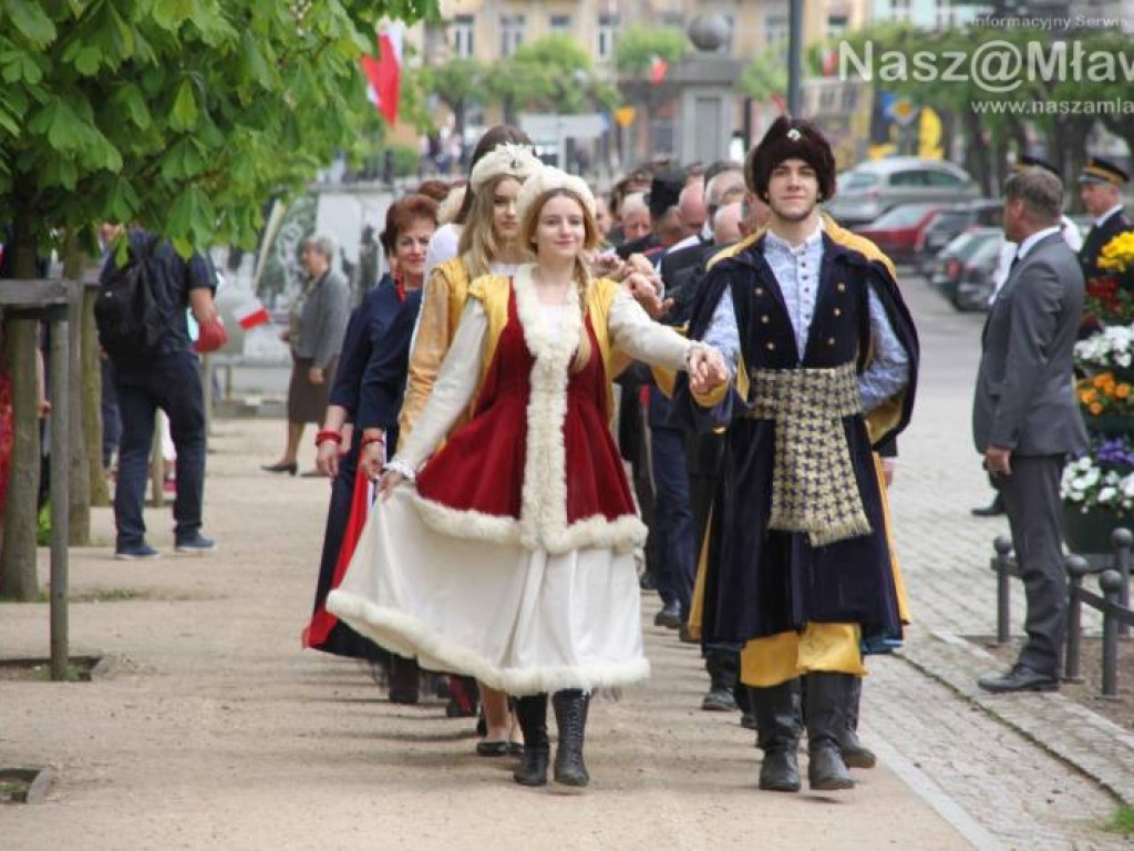 Polonez w mławskim parku. Obchodziliśmy rocznicę uchwalenia Konstytucji 3 Maja