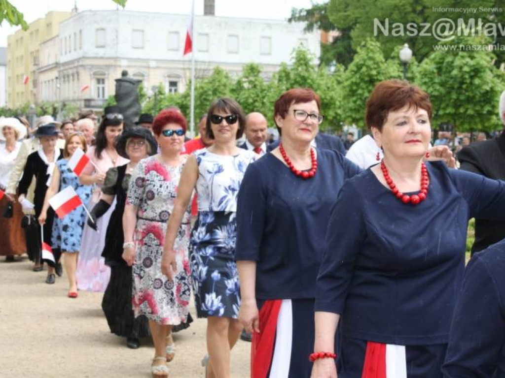 Polonez w mławskim parku. Obchodziliśmy rocznicę uchwalenia Konstytucji 3 Maja