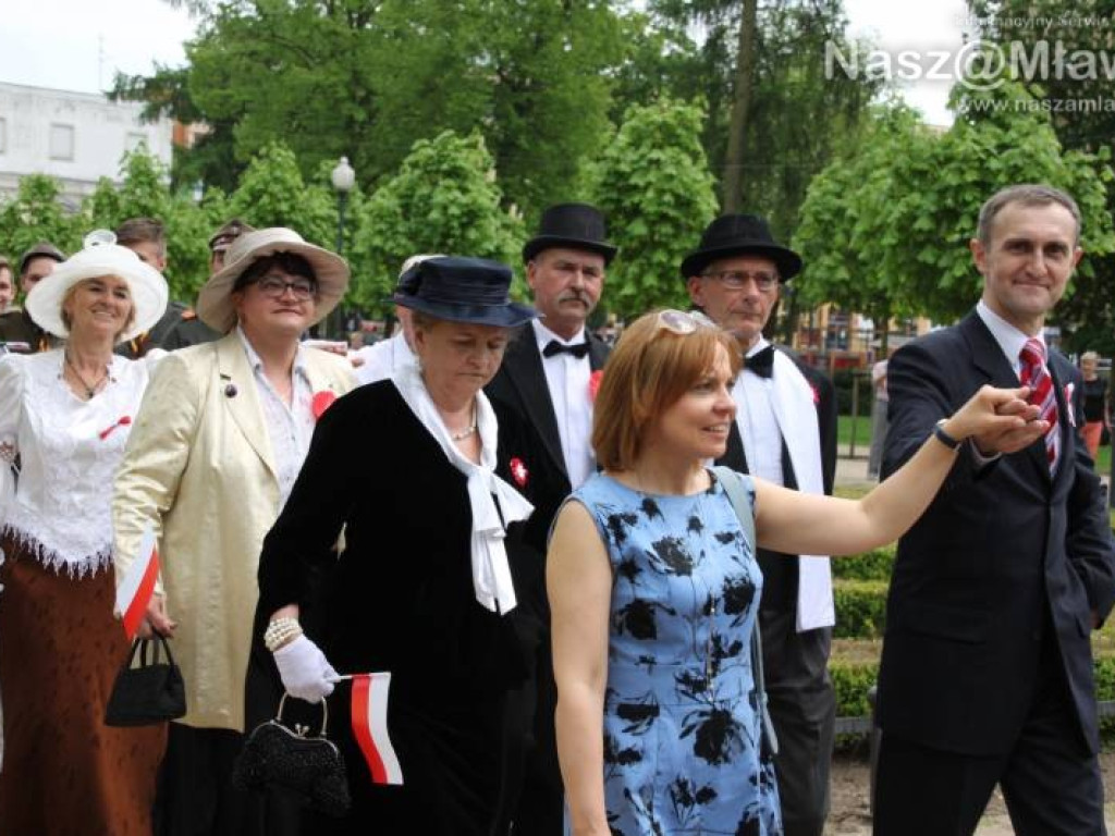 Polonez w mławskim parku. Obchodziliśmy rocznicę uchwalenia Konstytucji 3 Maja