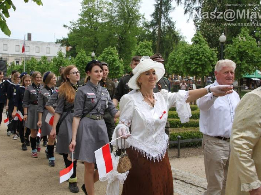 Polonez w mławskim parku. Obchodziliśmy rocznicę uchwalenia Konstytucji 3 Maja