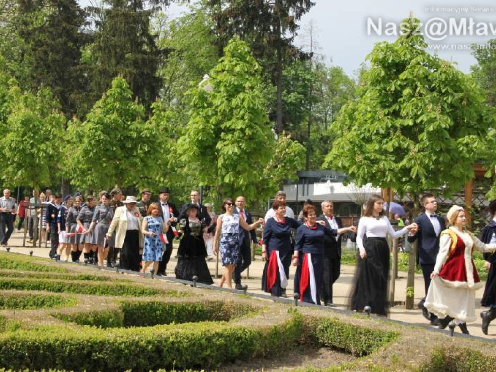 Polonez w mławskim parku. Obchodziliśmy rocznicę uchwalenia Konstytucji 3 Maja