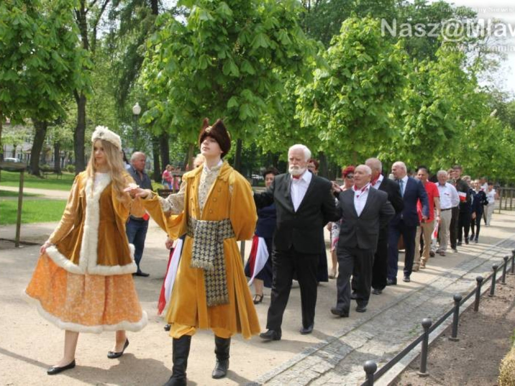 Polonez w mławskim parku. Obchodziliśmy rocznicę uchwalenia Konstytucji 3 Maja