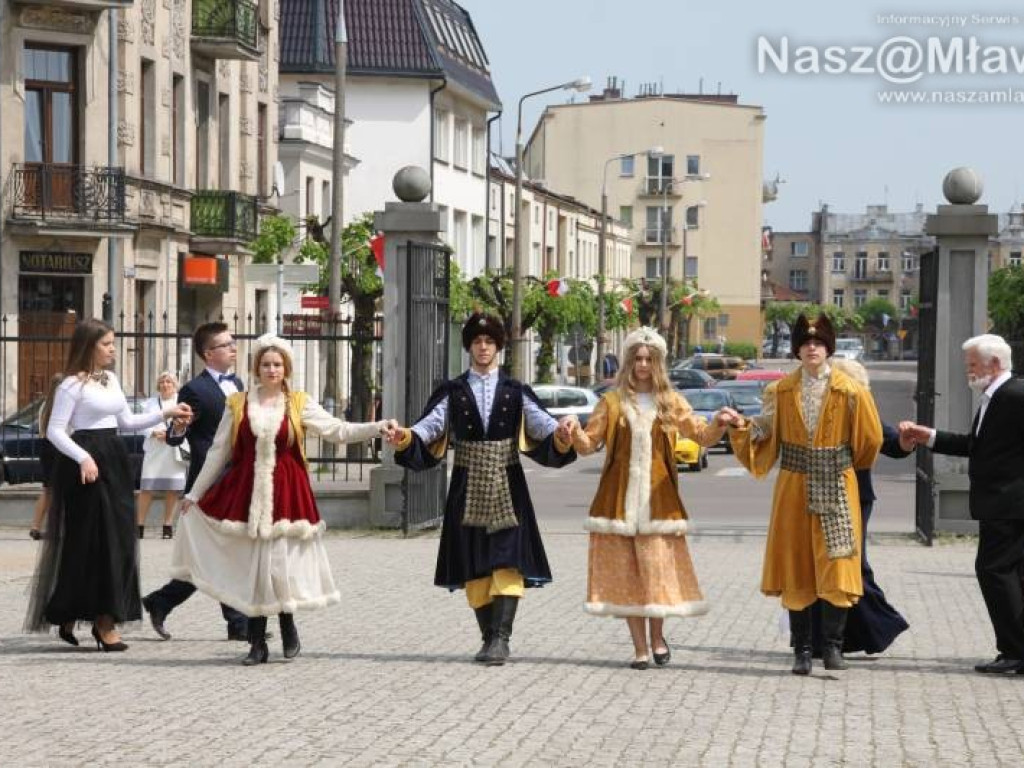 Polonez w mławskim parku. Obchodziliśmy rocznicę uchwalenia Konstytucji 3 Maja