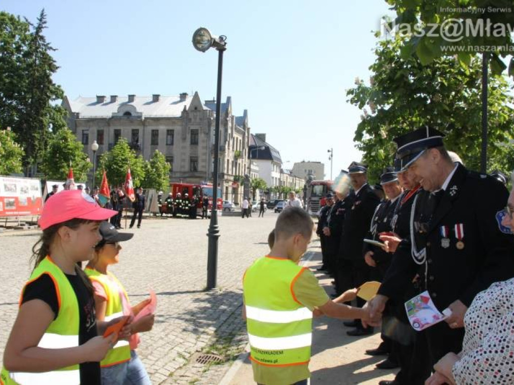 Odznaczenia i awanse dla strażaków. Potem piknik w parku