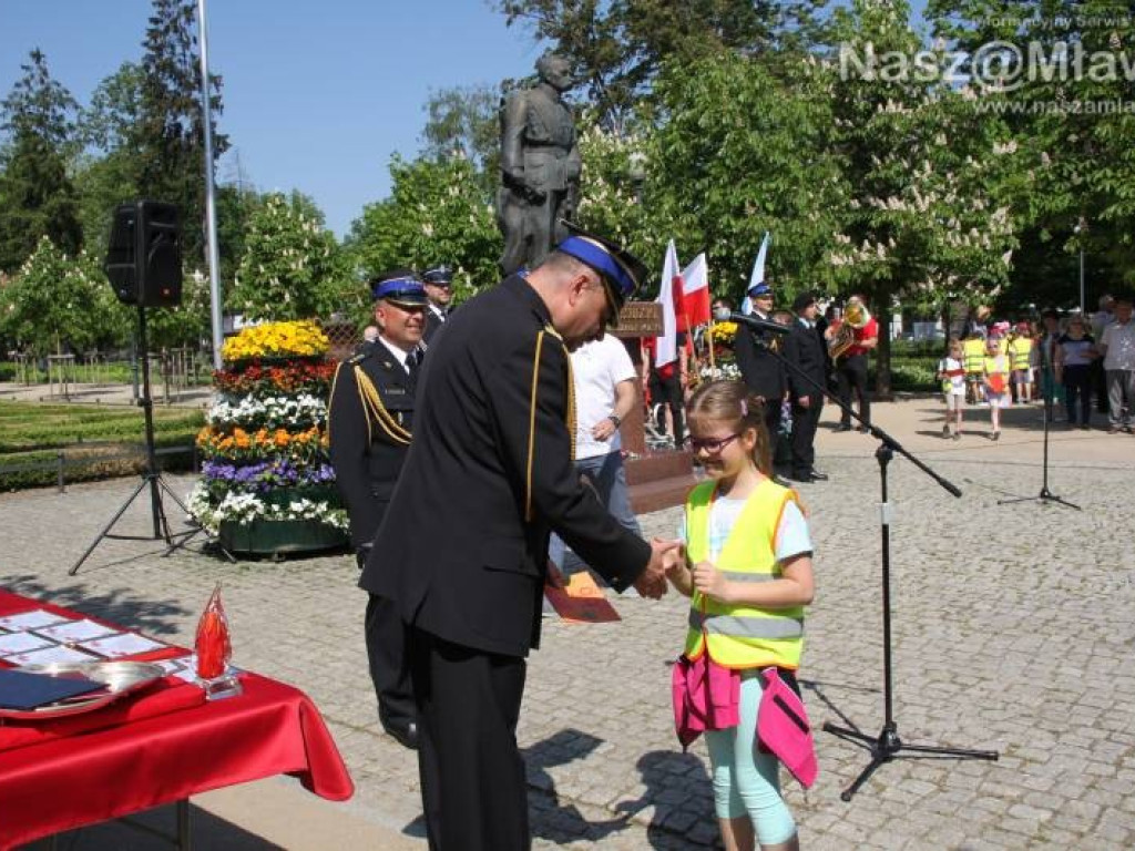 Odznaczenia i awanse dla strażaków. Potem piknik w parku