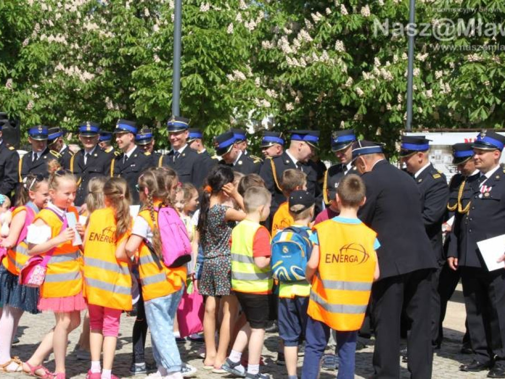 Odznaczenia i awanse dla strażaków. Potem piknik w parku