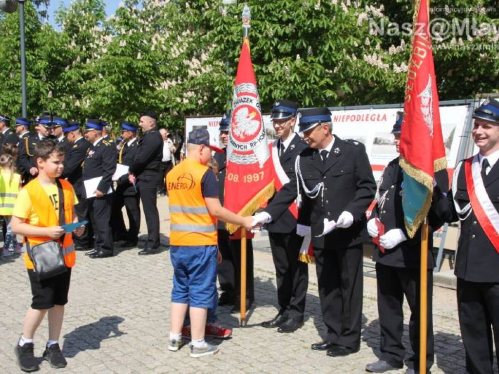 Odznaczenia i awanse dla strażaków. Potem piknik w parku