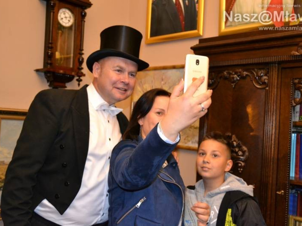 Noc w ratuszu: wycie duchów i selfie z burmistrzem