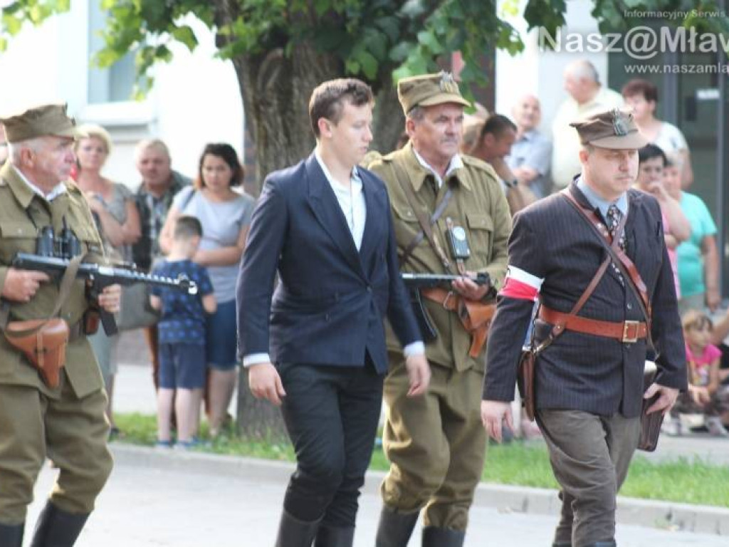 Wojsko i strzały w centrum miasta. Niezwykłe widowisko