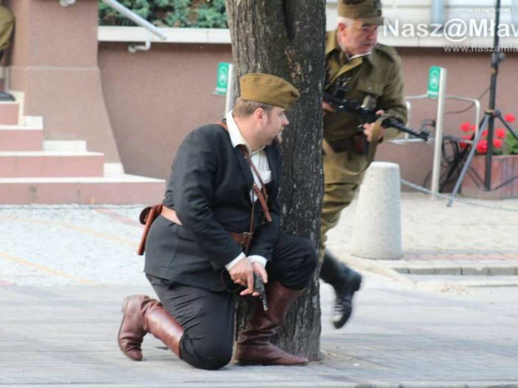 Wojsko i strzały w centrum miasta. Niezwykłe widowisko
