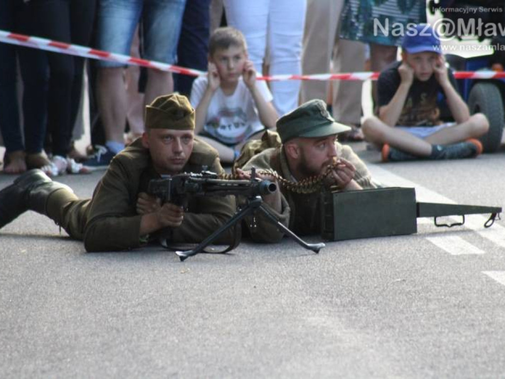 Wojsko i strzały w centrum miasta. Niezwykłe widowisko