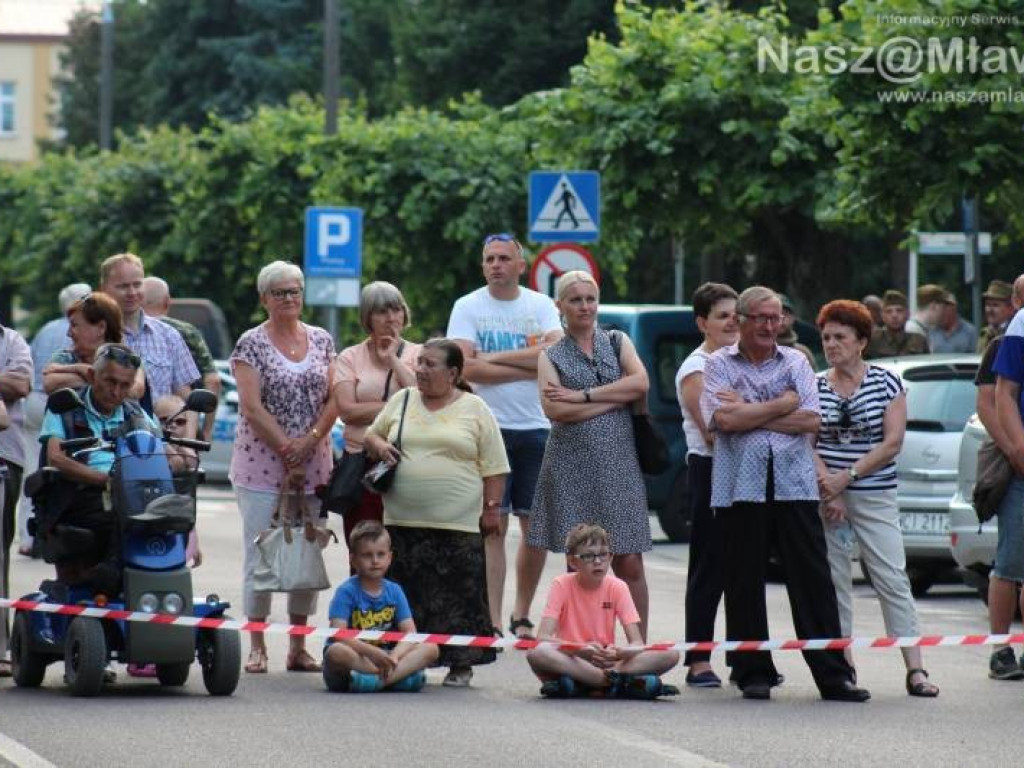 Wojsko i strzały w centrum miasta. Niezwykłe widowisko