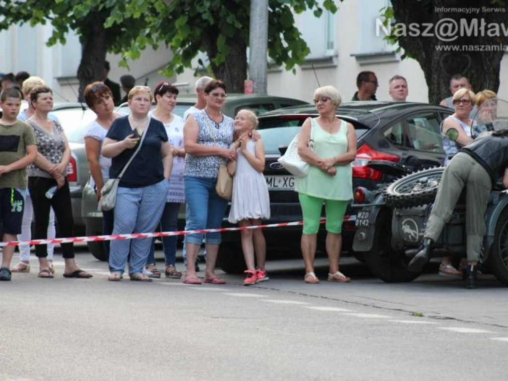 Wojsko i strzały w centrum miasta. Niezwykłe widowisko
