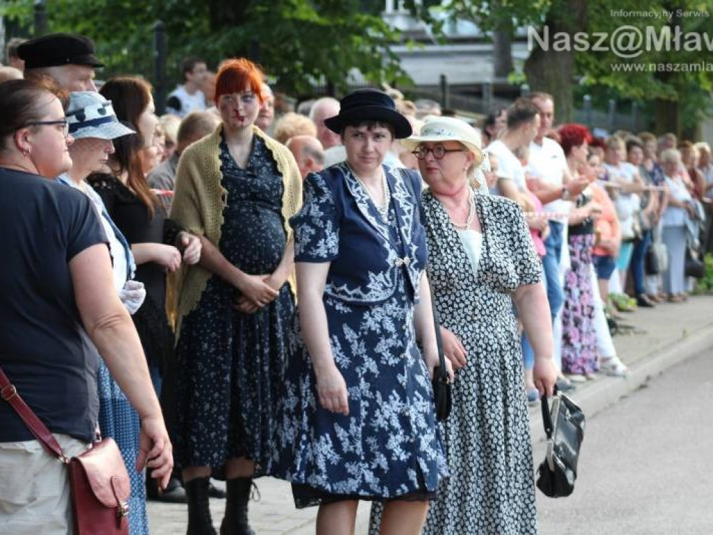 Wojsko i strzały w centrum miasta. Niezwykłe widowisko