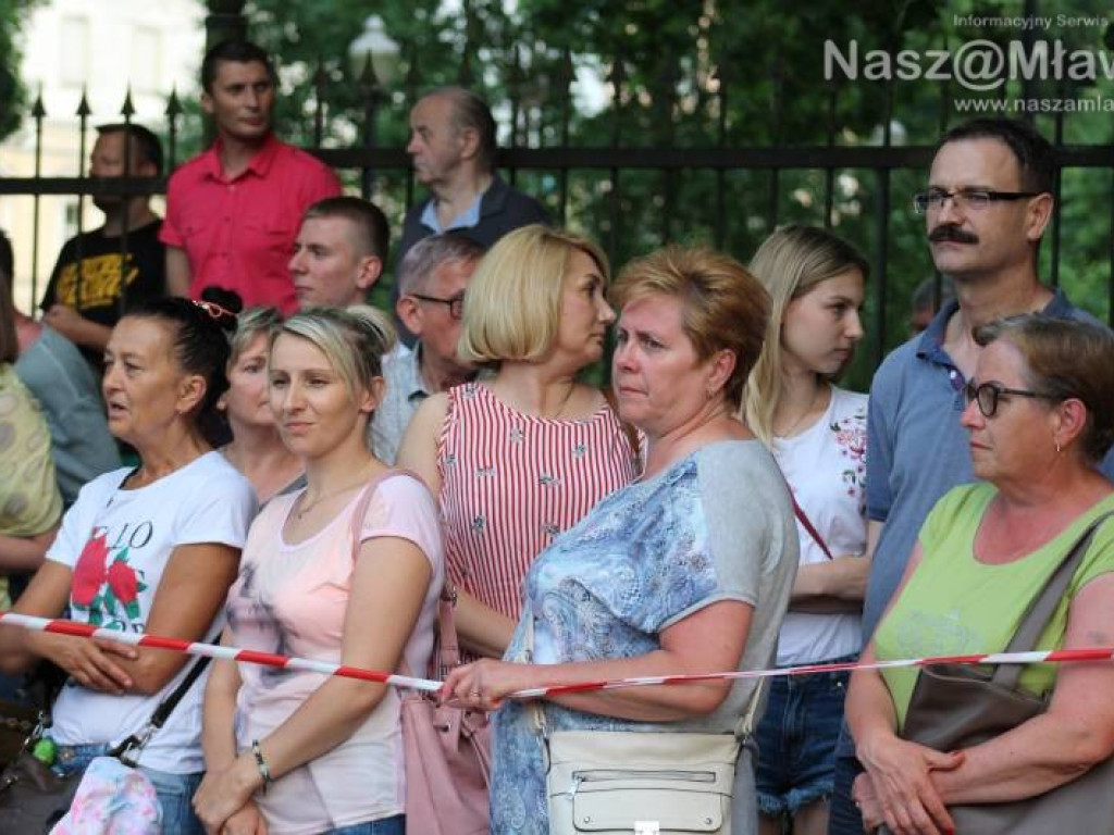 Wojsko i strzały w centrum miasta. Niezwykłe widowisko