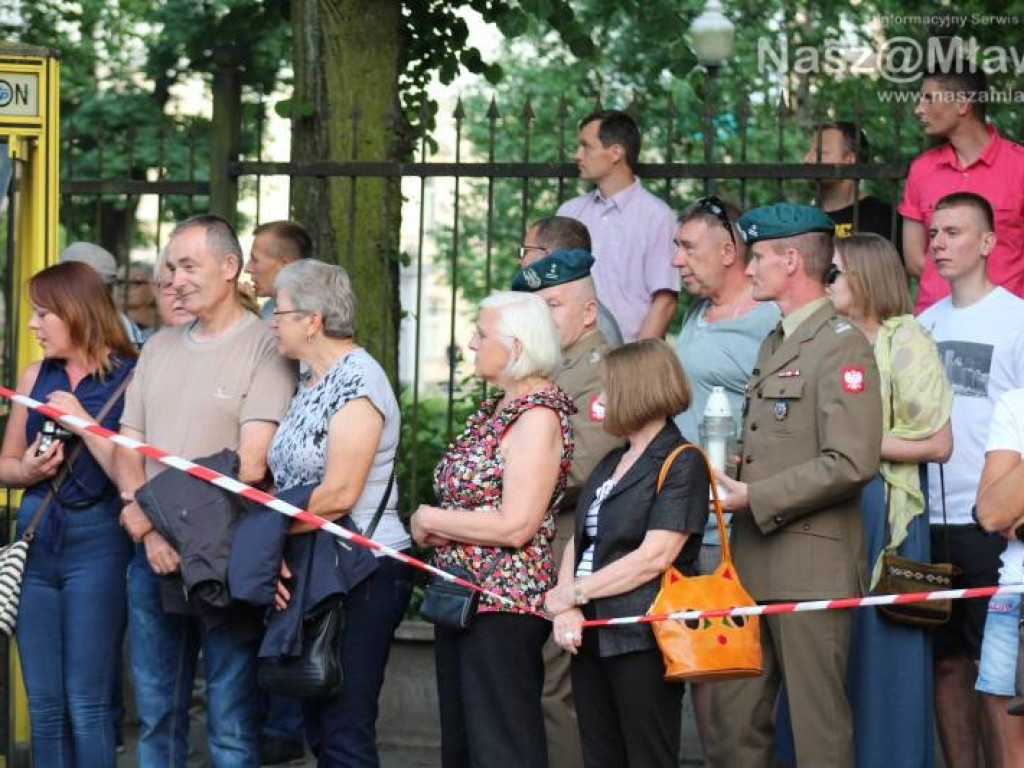 Wojsko i strzały w centrum miasta. Niezwykłe widowisko