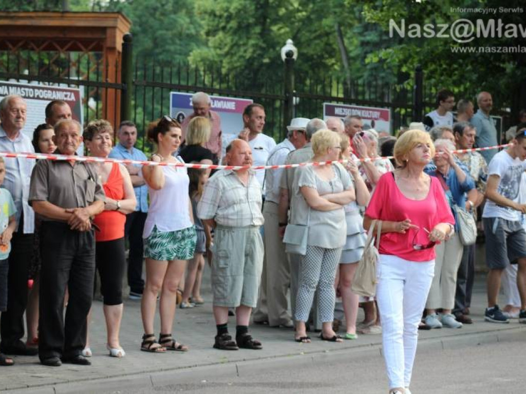 Wojsko i strzały w centrum miasta. Niezwykłe widowisko