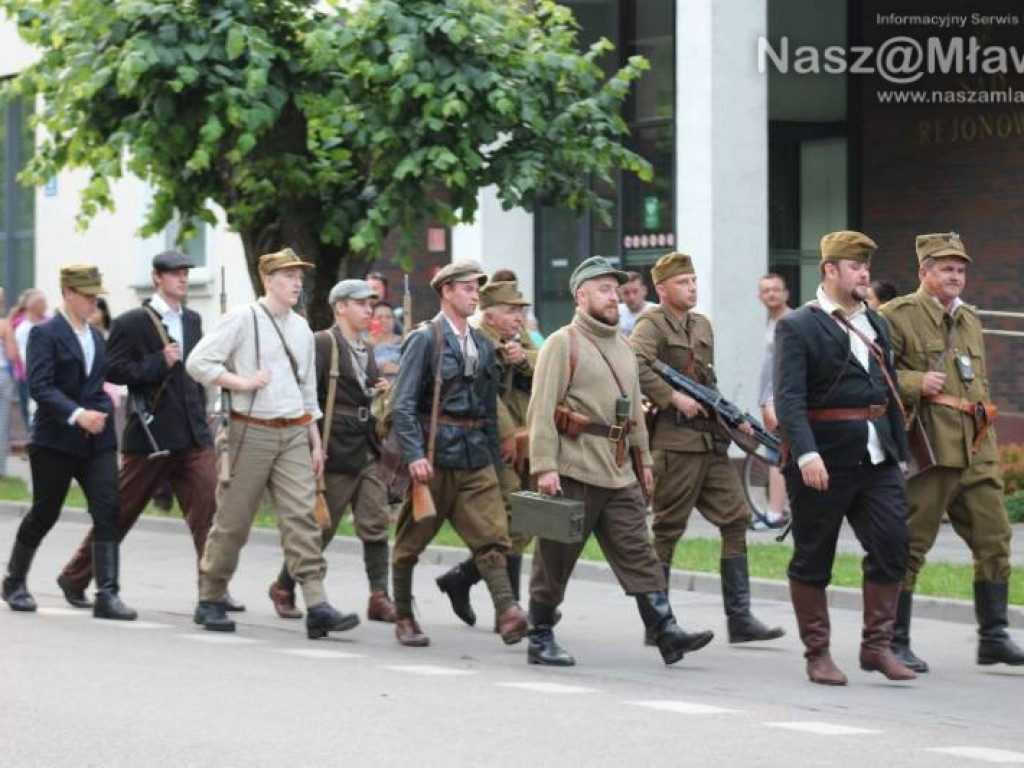 Wojsko i strzały w centrum miasta. Niezwykłe widowisko