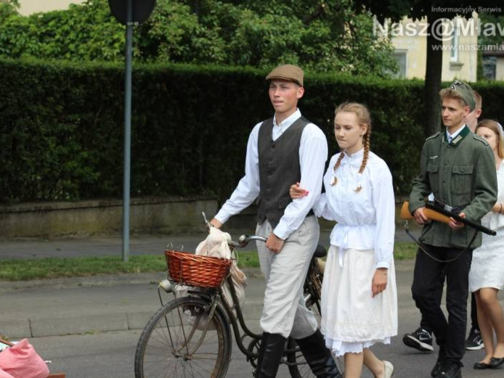 Stoczniowcy i hipisi przeszli wczoraj ulicami Mławy [WIDEO]