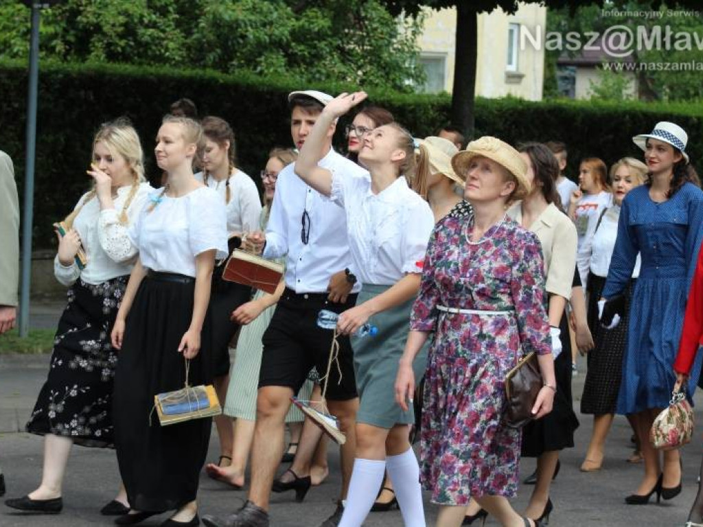 Stoczniowcy i hipisi przeszli wczoraj ulicami Mławy [WIDEO]