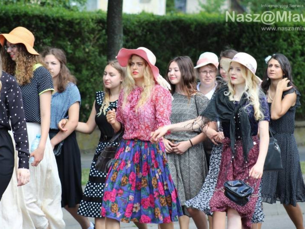 Stoczniowcy i hipisi przeszli wczoraj ulicami Mławy [WIDEO]