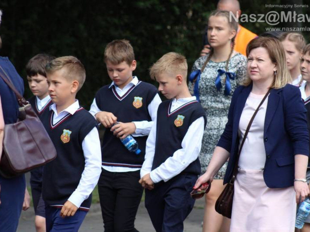 Stoczniowcy i hipisi przeszli wczoraj ulicami Mławy [WIDEO]