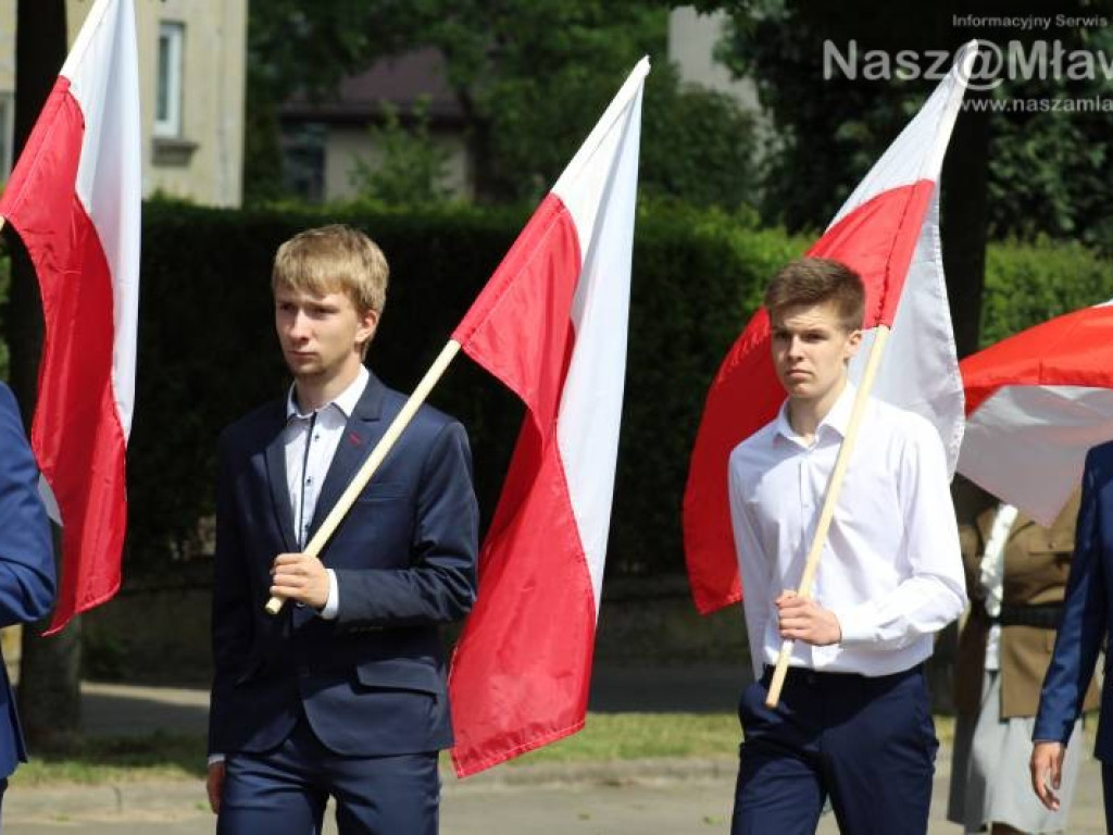 Stoczniowcy i hipisi przeszli wczoraj ulicami Mławy [WIDEO]