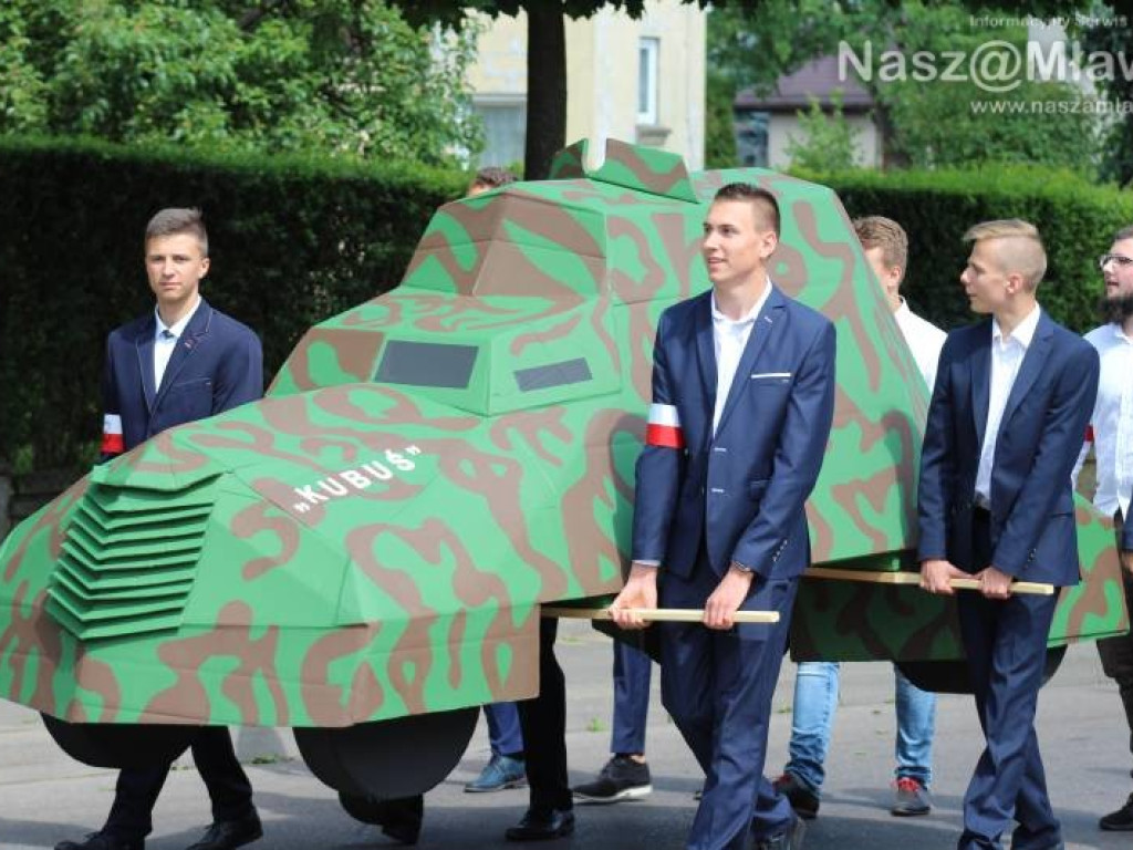 Stoczniowcy i hipisi przeszli wczoraj ulicami Mławy [WIDEO]