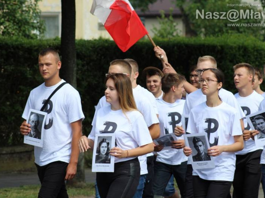 Stoczniowcy i hipisi przeszli wczoraj ulicami Mławy [WIDEO]