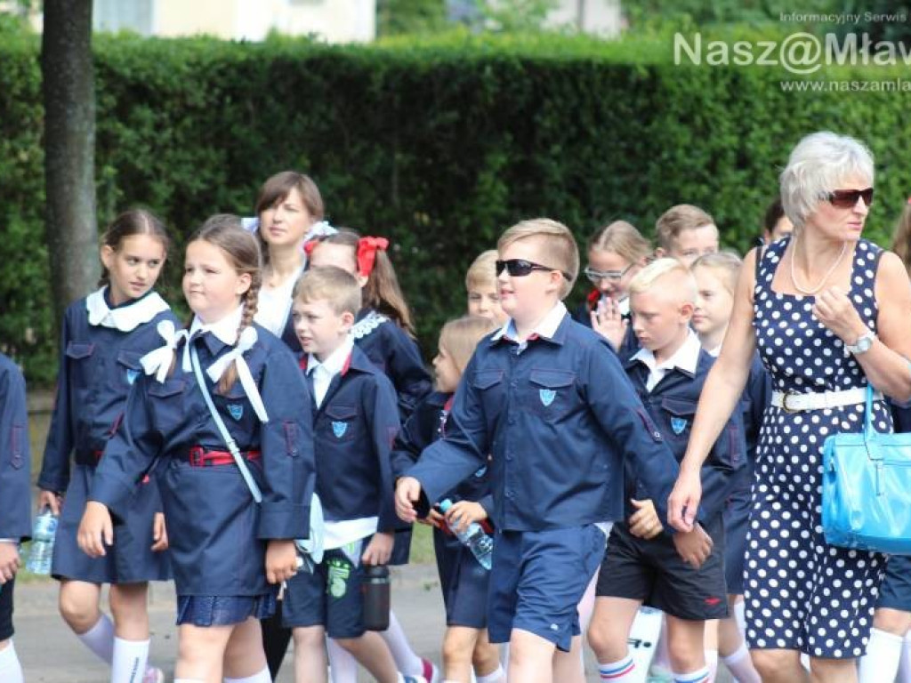 Stoczniowcy i hipisi przeszli wczoraj ulicami Mławy [WIDEO]