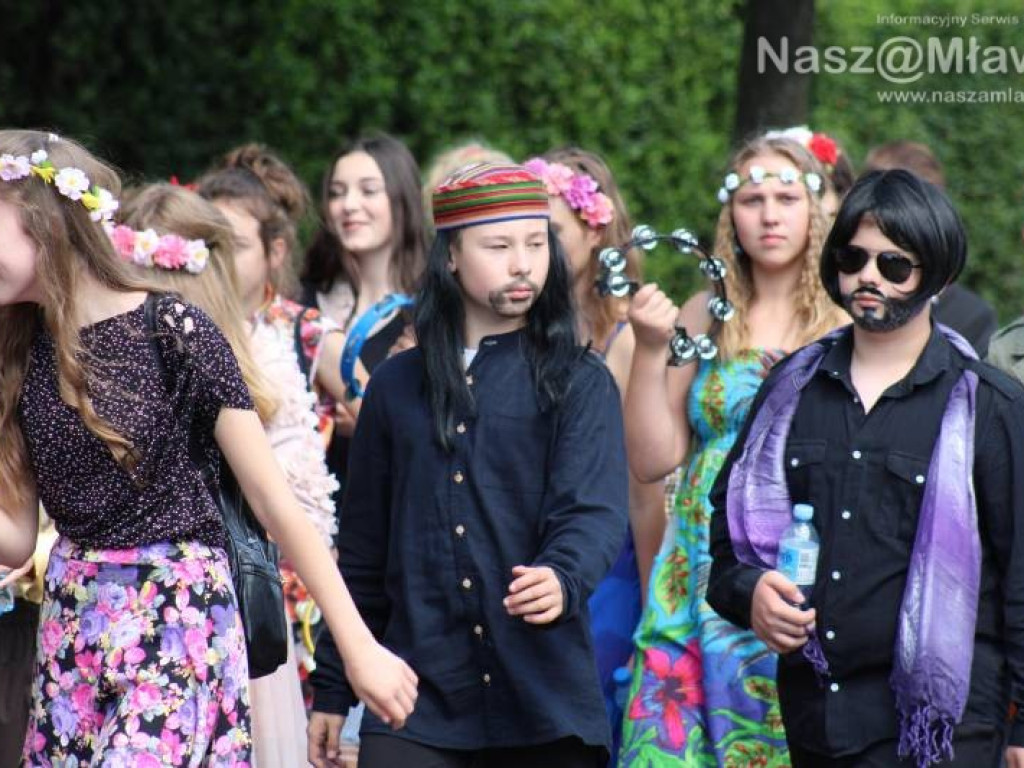 Stoczniowcy i hipisi przeszli wczoraj ulicami Mławy [WIDEO]