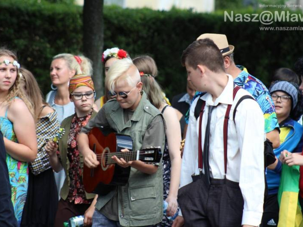 Stoczniowcy i hipisi przeszli wczoraj ulicami Mławy [WIDEO]