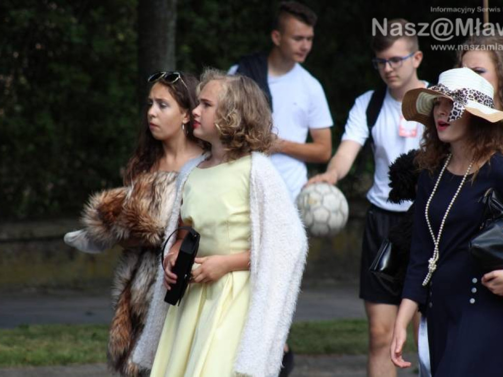 Stoczniowcy i hipisi przeszli wczoraj ulicami Mławy [WIDEO]