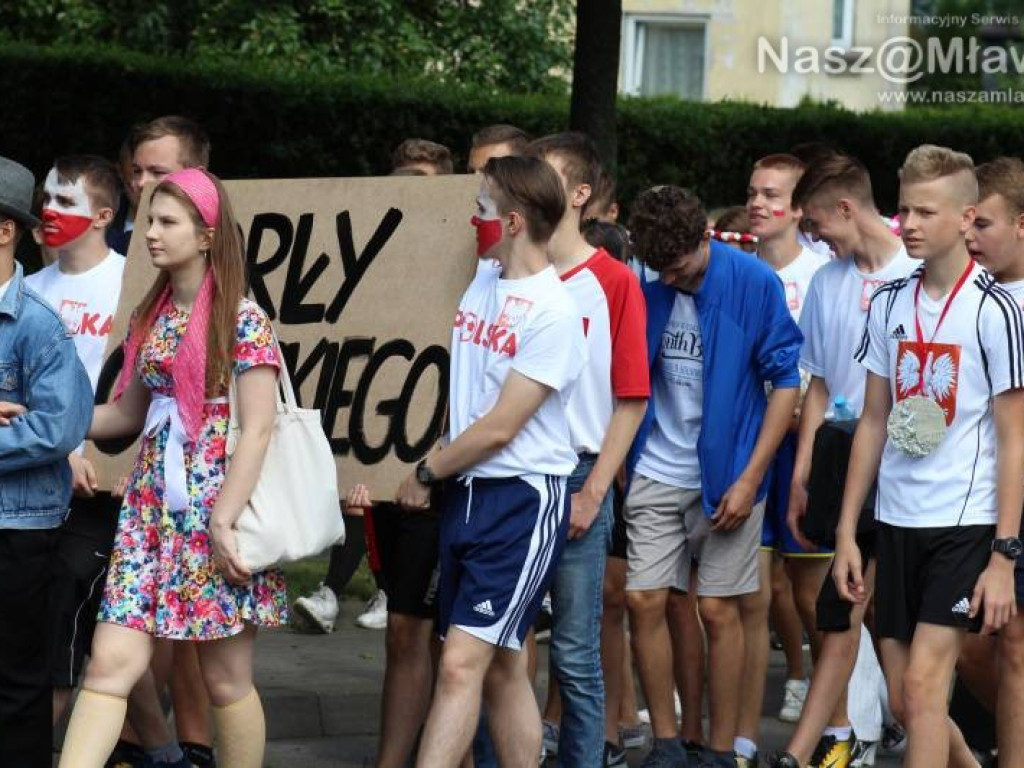 Stoczniowcy i hipisi przeszli wczoraj ulicami Mławy [WIDEO]