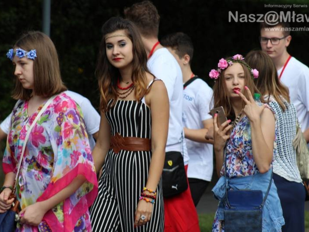 Stoczniowcy i hipisi przeszli wczoraj ulicami Mławy [WIDEO]