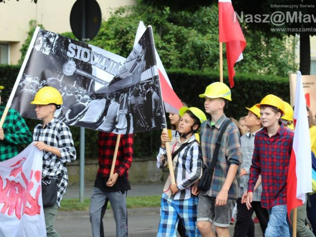Stoczniowcy i hipisi przeszli wczoraj ulicami Mławy [WIDEO]