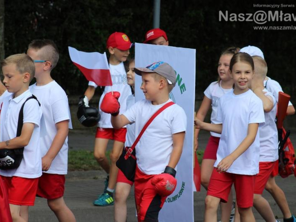 Stoczniowcy i hipisi przeszli wczoraj ulicami Mławy [WIDEO]