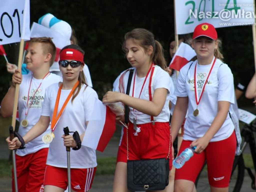 Stoczniowcy i hipisi przeszli wczoraj ulicami Mławy [WIDEO]