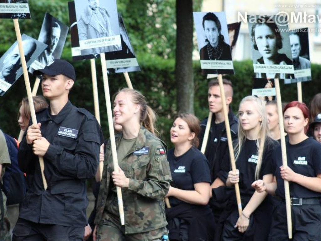 Stoczniowcy i hipisi przeszli wczoraj ulicami Mławy [WIDEO]