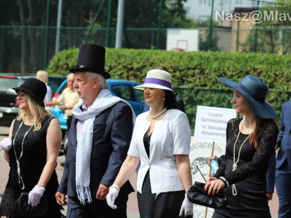 Stoczniowcy i hipisi przeszli wczoraj ulicami Mławy [WIDEO]