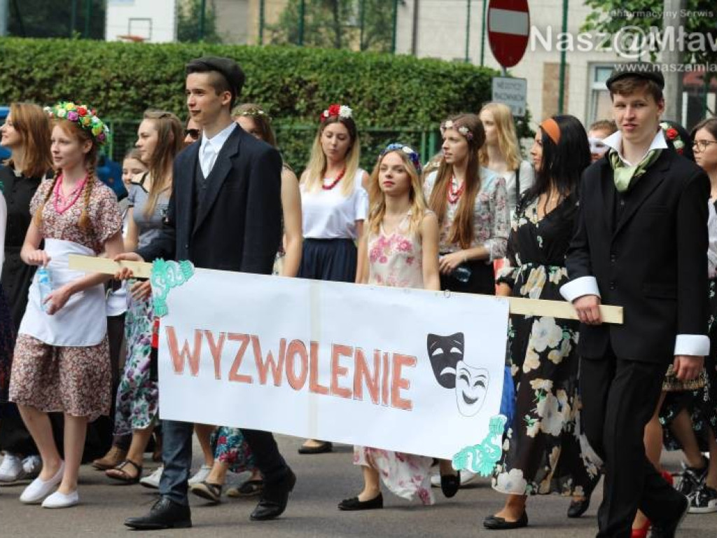 Stoczniowcy i hipisi przeszli wczoraj ulicami Mławy [WIDEO]