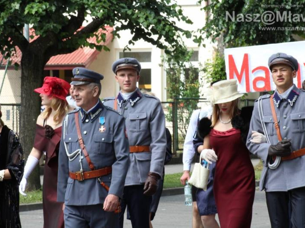 Stoczniowcy i hipisi przeszli wczoraj ulicami Mławy [WIDEO]
