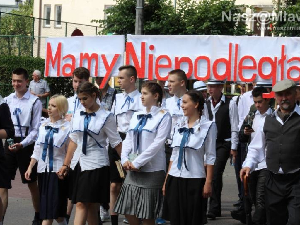 Stoczniowcy i hipisi przeszli wczoraj ulicami Mławy [WIDEO]