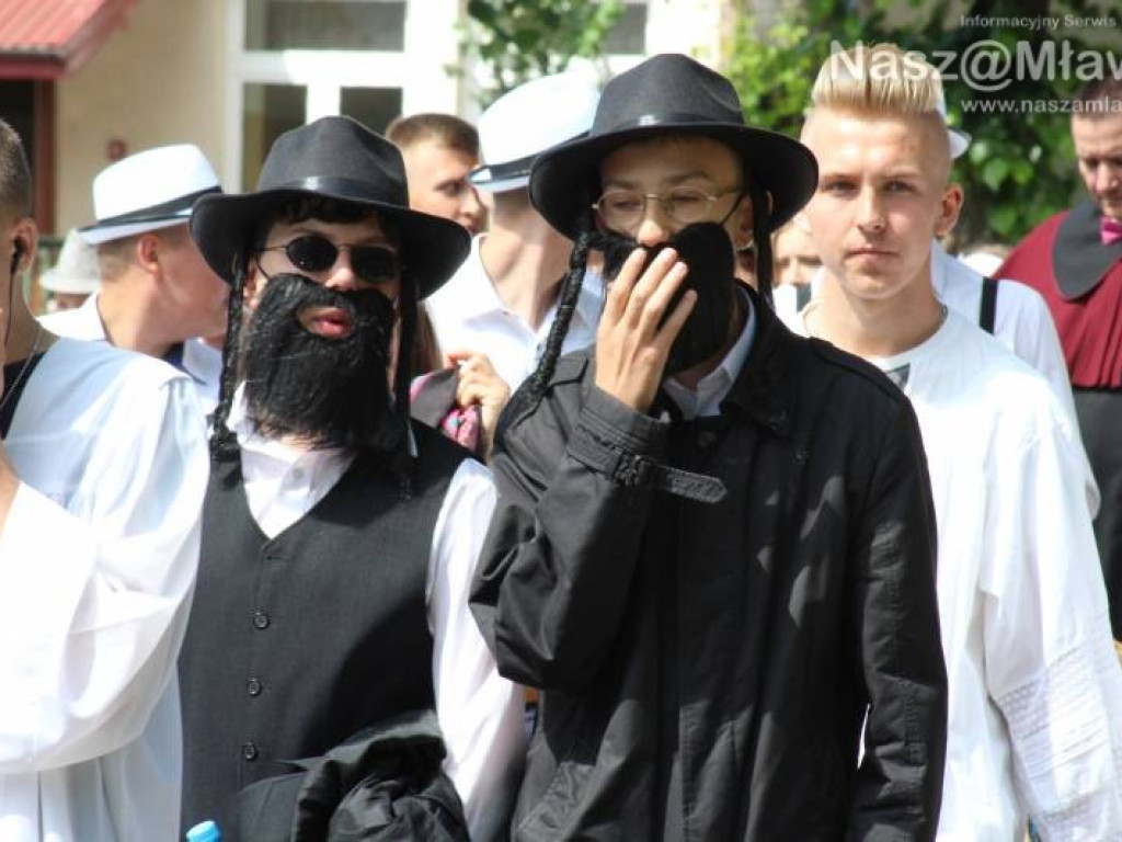 Stoczniowcy i hipisi przeszli wczoraj ulicami Mławy [WIDEO]