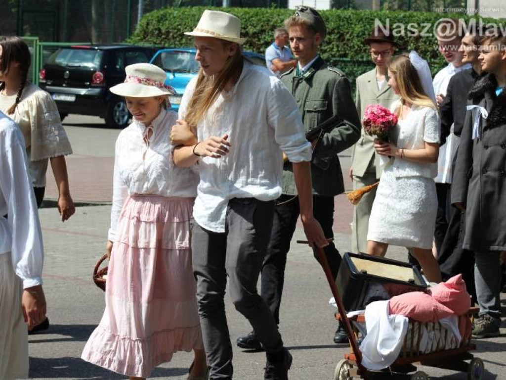 Stoczniowcy i hipisi przeszli wczoraj ulicami Mławy [WIDEO]