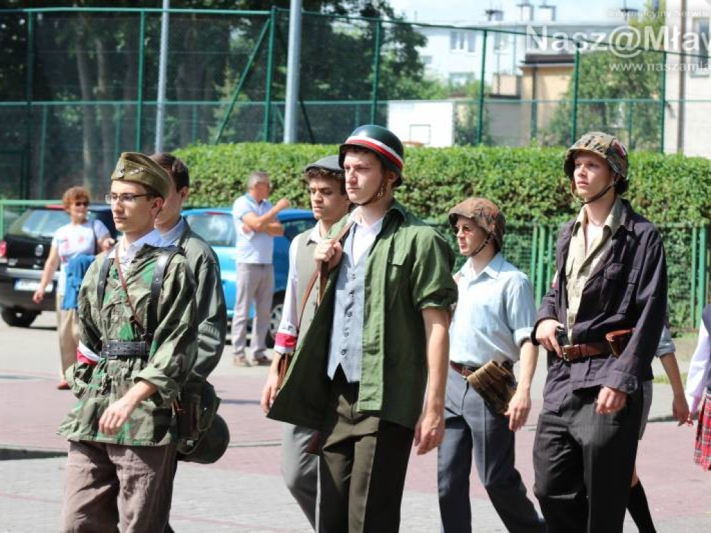 Stoczniowcy i hipisi przeszli wczoraj ulicami Mławy [WIDEO]