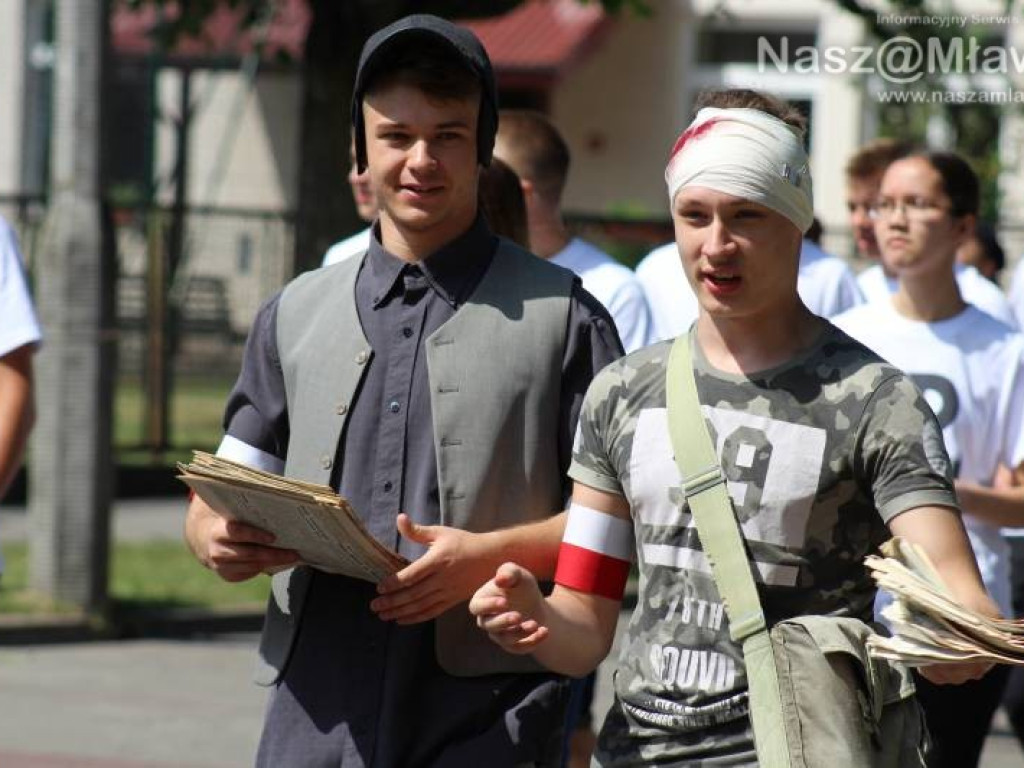 Stoczniowcy i hipisi przeszli wczoraj ulicami Mławy [WIDEO]