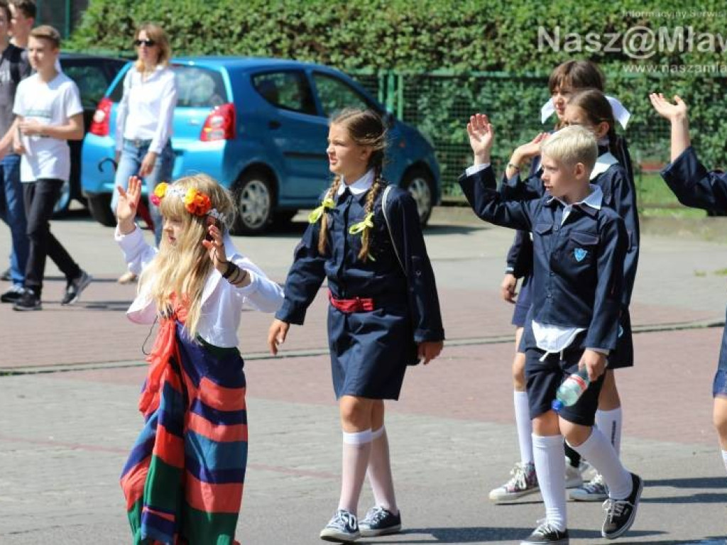 Stoczniowcy i hipisi przeszli wczoraj ulicami Mławy [WIDEO]