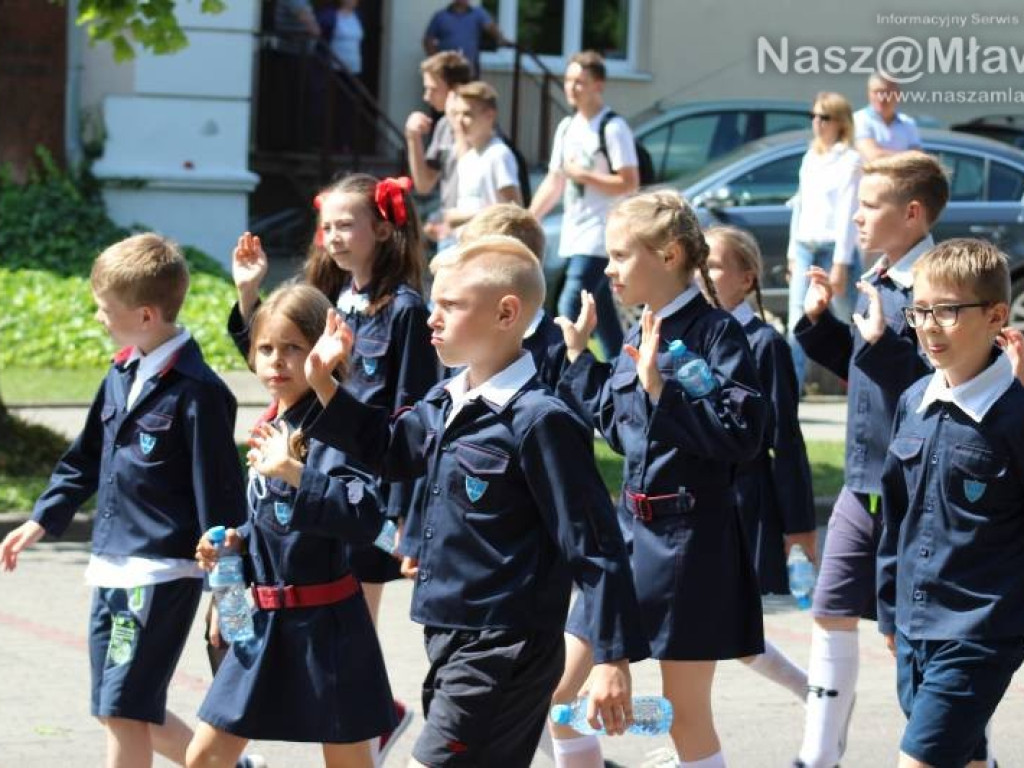 Stoczniowcy i hipisi przeszli wczoraj ulicami Mławy [WIDEO]